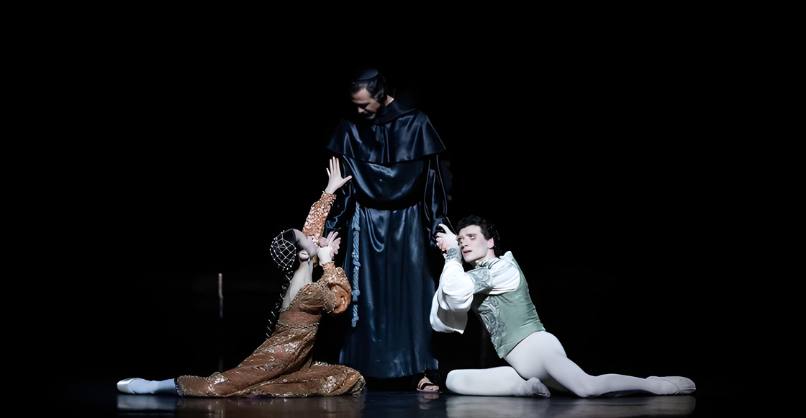 Sae Eun Park et Paul Marque dans Roméo et Juliette sur la scène de l'Opéra Bastille en 2021