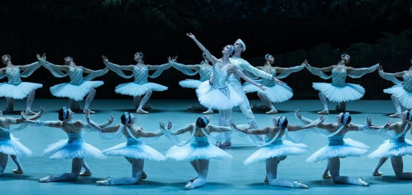 Dorothée Gilbert, Thomas Docquir et le Corps de Ballet de l'Opéra national de Paris dans l'Acte III de la Bayadère.